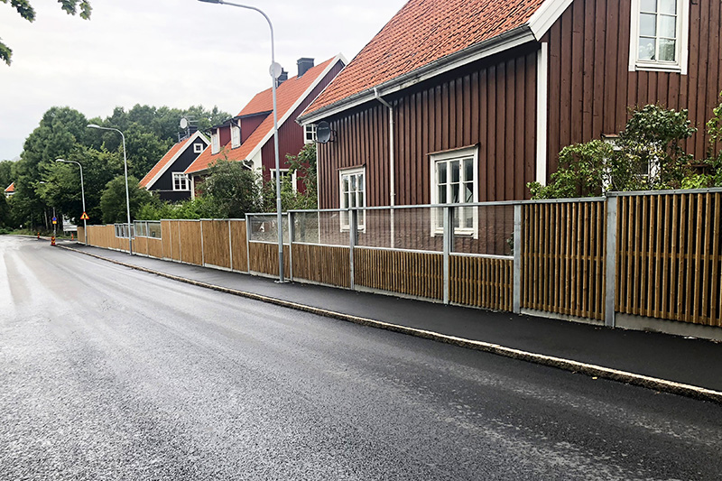 Bullerskydd med glaspartier i Västra Frölunda, Göteborg