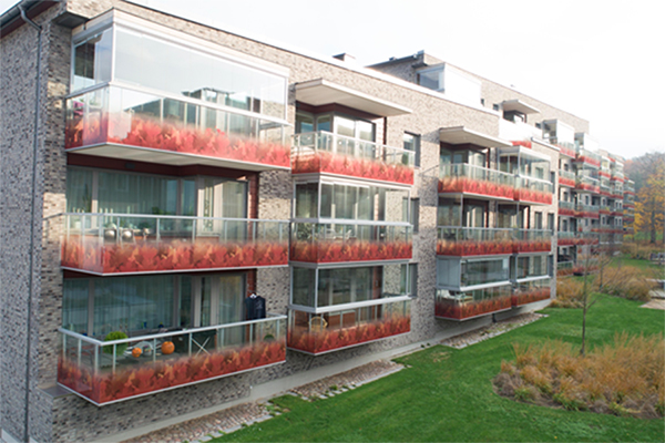 Alnovas färgsprakande balkonger ger liv åt Ängshusens flerbostadshus