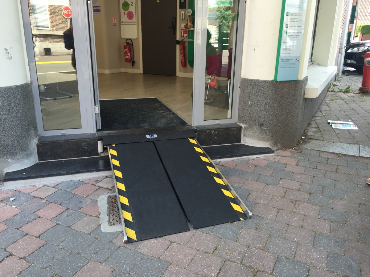 Automatisk utskjutbar ramp