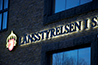 Bakåtlysande fasadskyltar