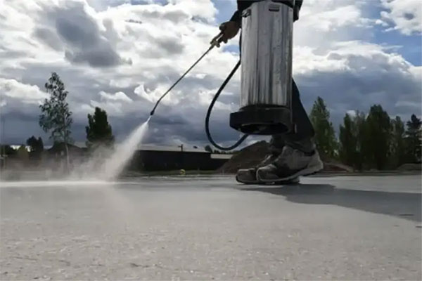 Dammbindare för ett dammfritt och härdat betonggolv