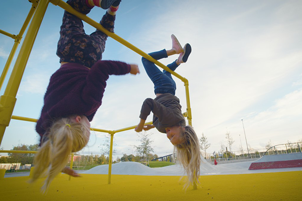 Ett fullt återvinningsbart konstgräs- och fallskyddssystem för lekplatser och skolgårdar