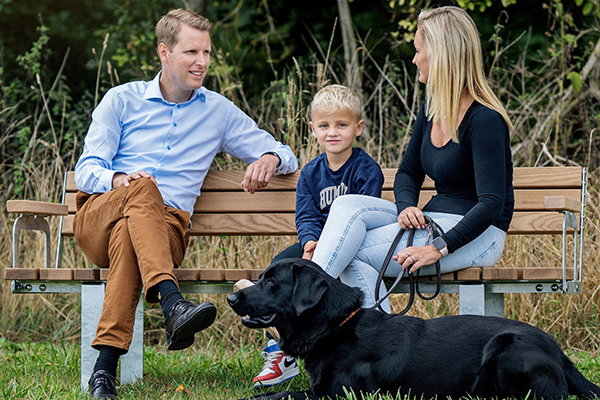 Hållbara parkmöbler i värmebehandlat askträ