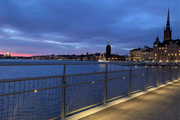 Ledstångsbelysning som tar hänsyn till mörkret