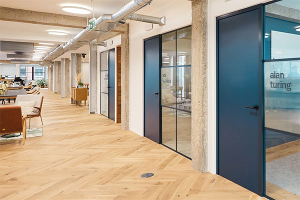 Modern kontorsdesign i London med Formica® Doors-kollektionen