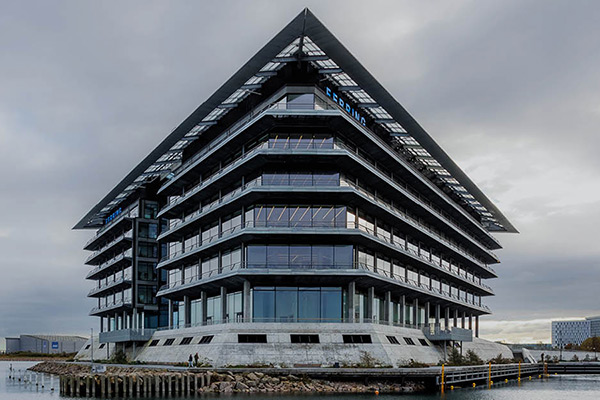 Ny geometrisk kontorsbyggnad vid kanten av Öresund