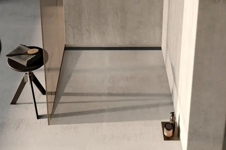 Ny golvränna ger ett obrutet golv i moderna badrum