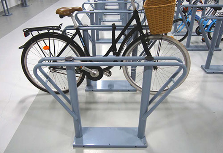 Golvmonterat robust stativ för två cyklar