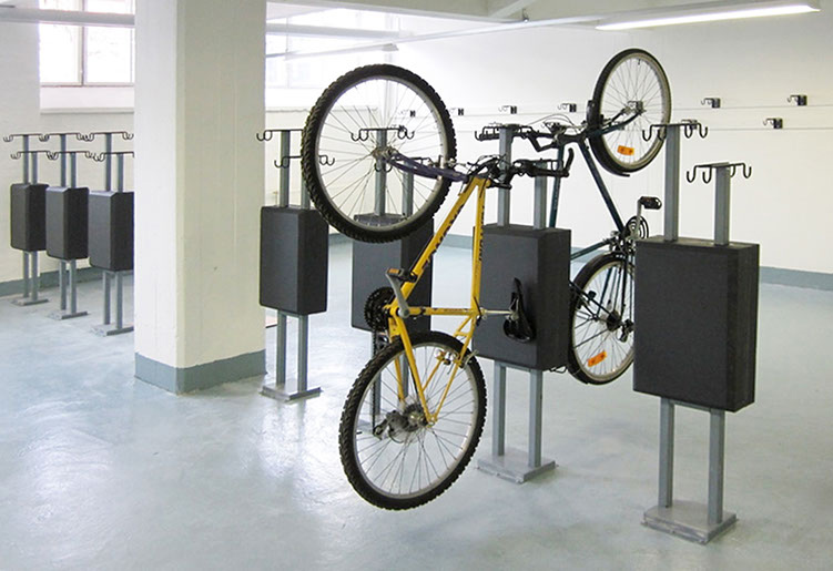 Golvmonterat stativ för 2 cyklar med vadderat sadelstöd