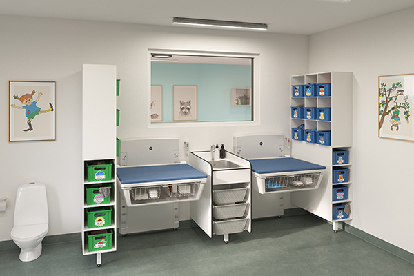 Smart tvättskåp mellan två skötbord – effektiv design för professionella miljöer