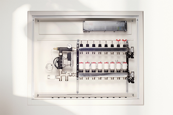 Spara tid och kostnader med förmonterade golvvärmeskåp
